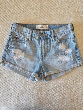 Hollister Distressed Jean Shorts in Women’s size 26